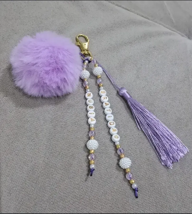 Chaveiro de luxo personalizado com pompom, tassel e nome em contas