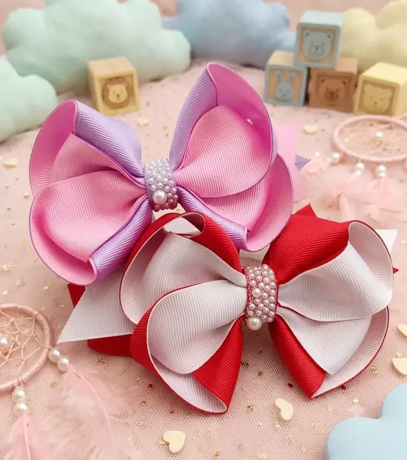 Laços artesanais em tons rosa, lilás, vermelho e branco