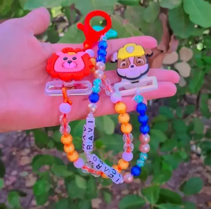 Prendedores de chupeta personalizados com miçangas e o nome da criança