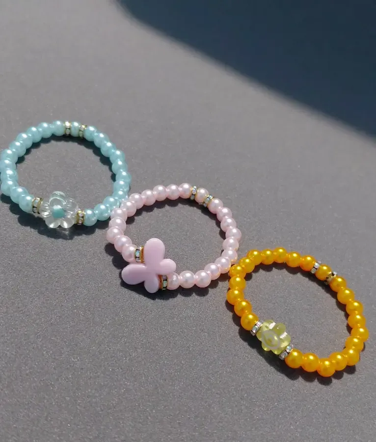 Pulseiras infantis com miçangas, flores e borboletas