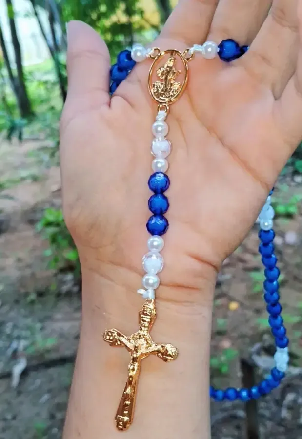 Terço azul personalizado com medalha de Nossa Senhora Aparecida