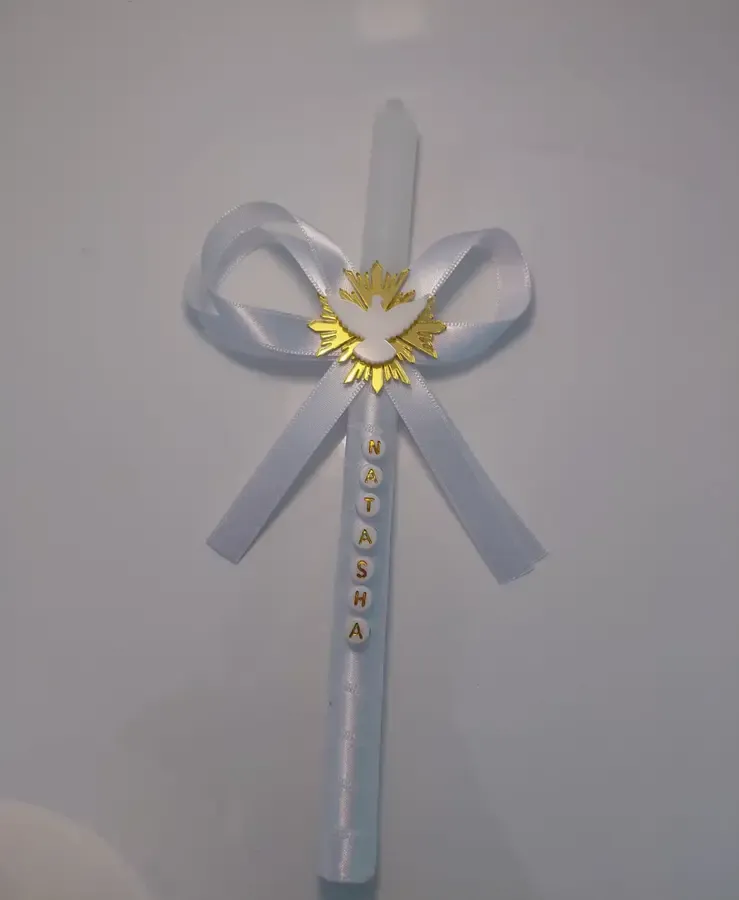 Vela de batismo personalizada com laço de cetim e o nome da criança