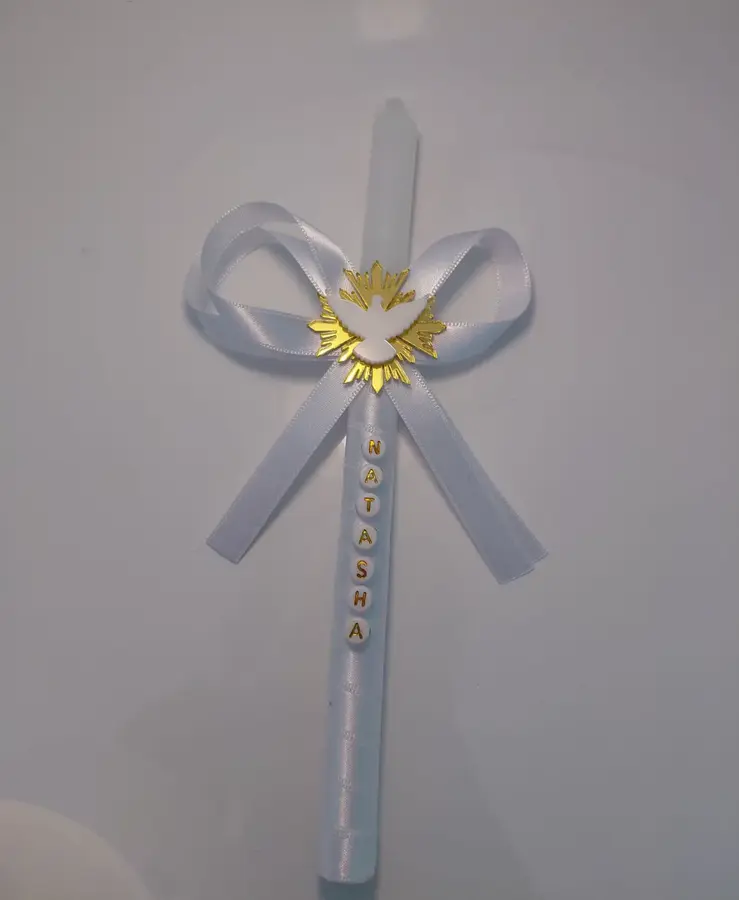 Vela de batismo personalizada com laço de cetim e o nome da criança